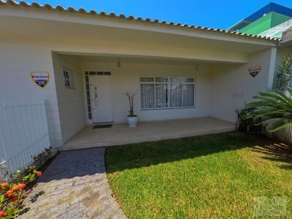 Casa à Venda, 3 Suítes, Piscina Coberta Semi-aquecida, Próxima a AABB de Coqueiros - Florianópolis - SC