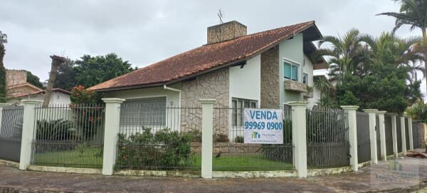 Casa à Venda no Bairro Carianos, no Sul da Ilha em Florianópolis- SC