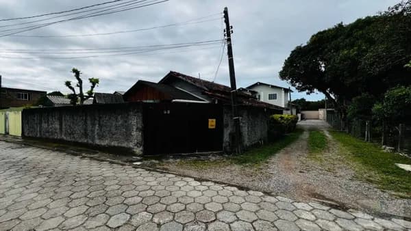 Casa Mista em Madeira de Angelim com 3 Dormitórios e Terreno de 228 m²