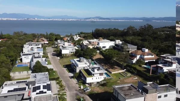 Terreno em Condomínio bairro Cacupe Florianópolis SC.
