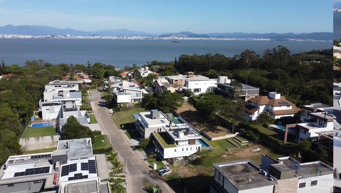 Terreno em Condomínio bairro Cacupe Florianópolis SC.