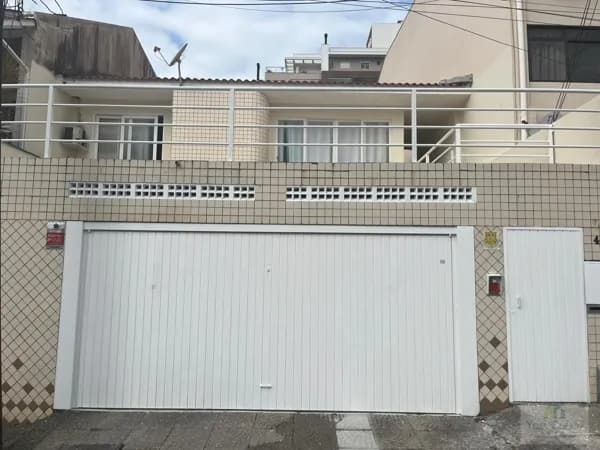 Casa com 4 dorms, dependência de empregada - Ótima localização