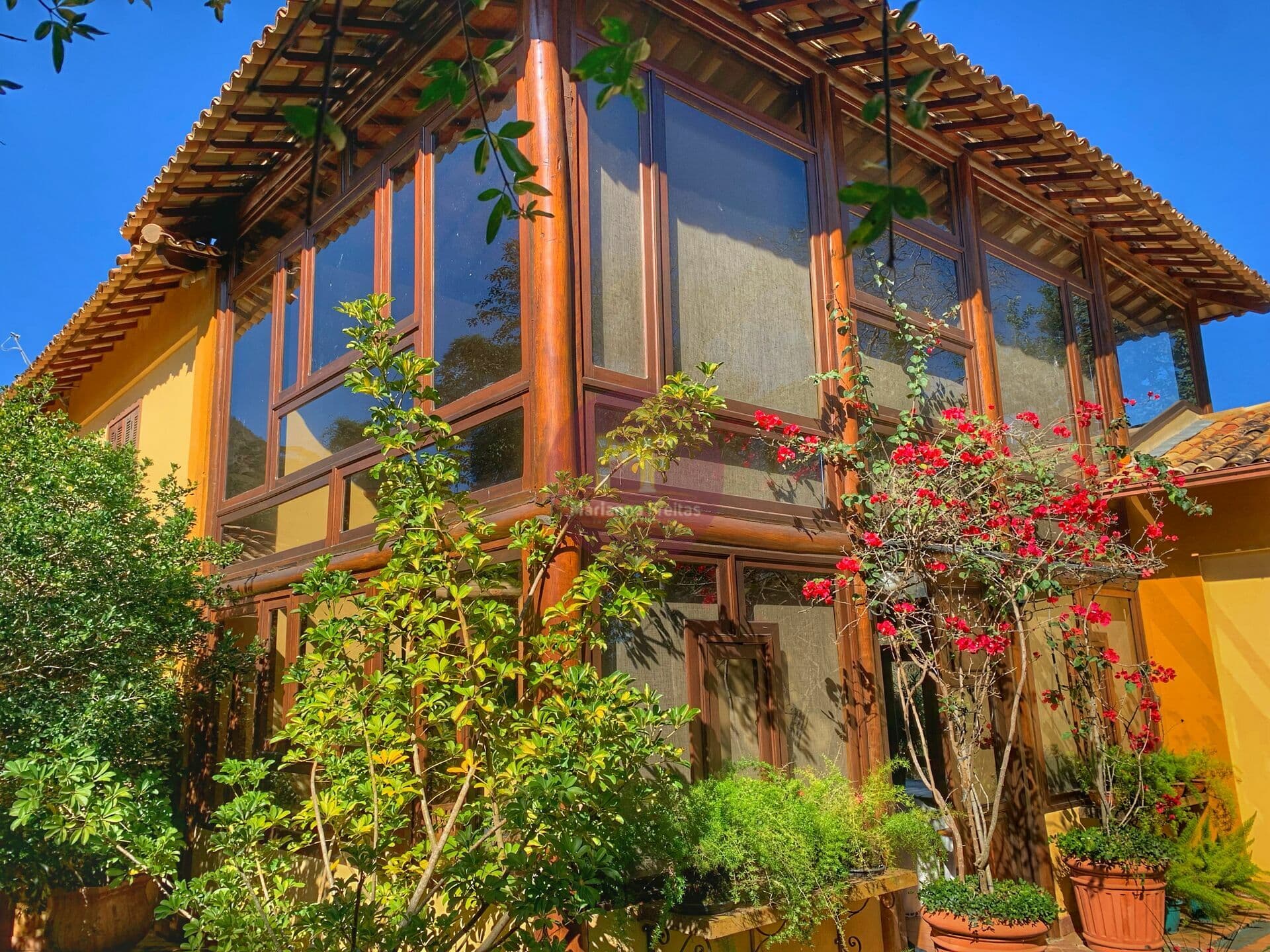 Casa alto padrão em condomínio com 05 quartos