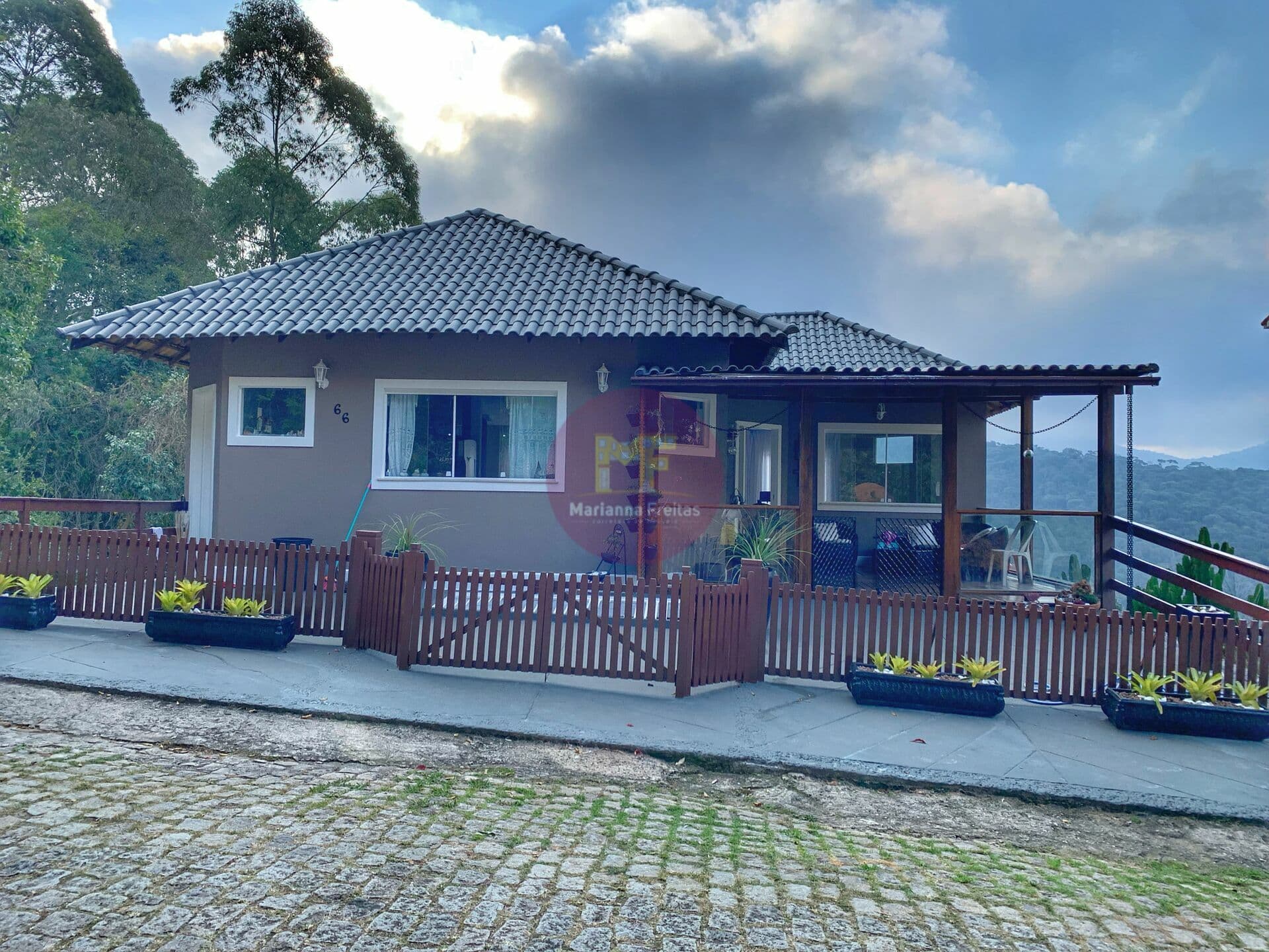 Casa Triplex com 04 quartos em condomínio