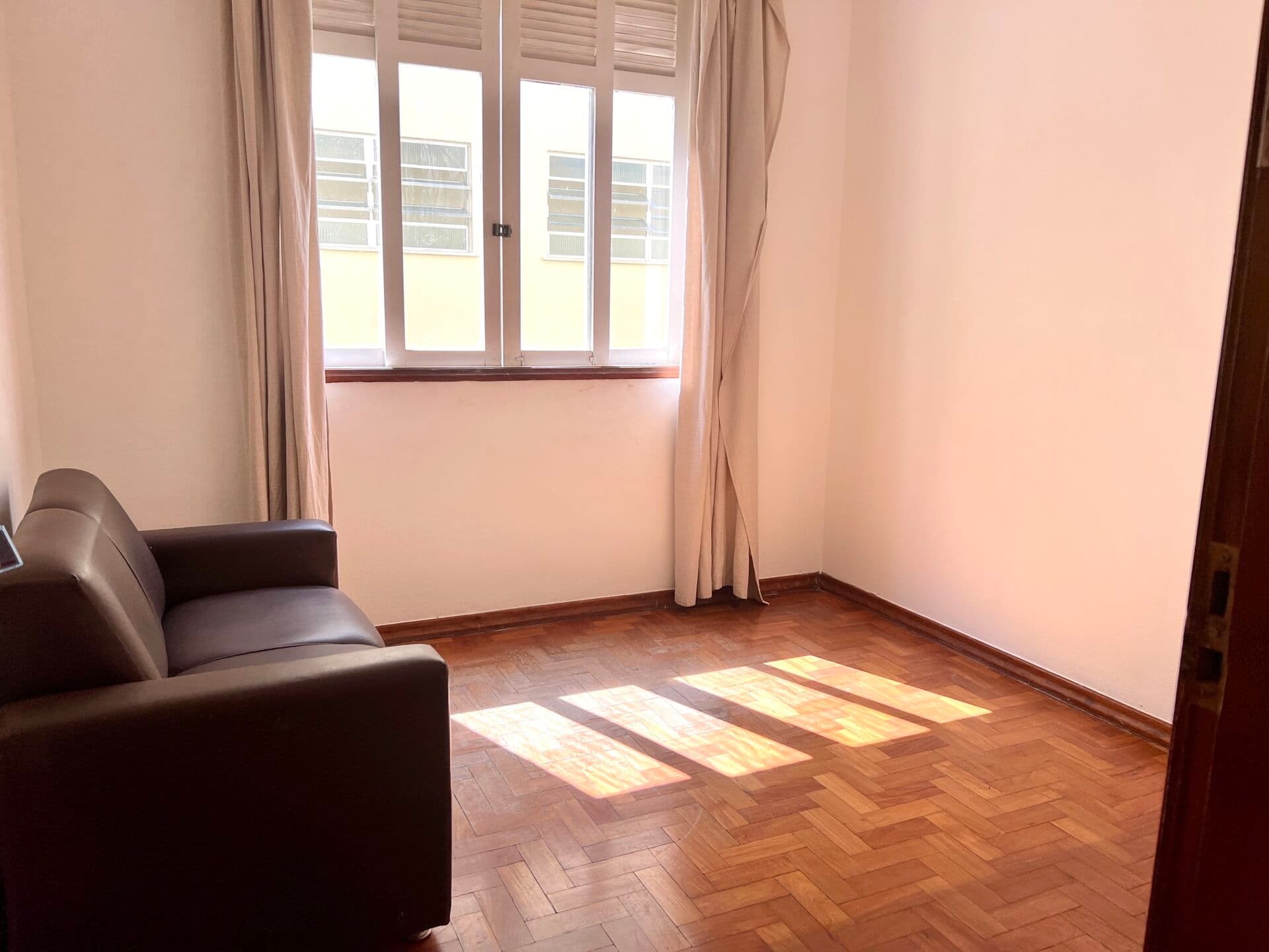 Apartamento quarto e sala com área de serviço no Alto