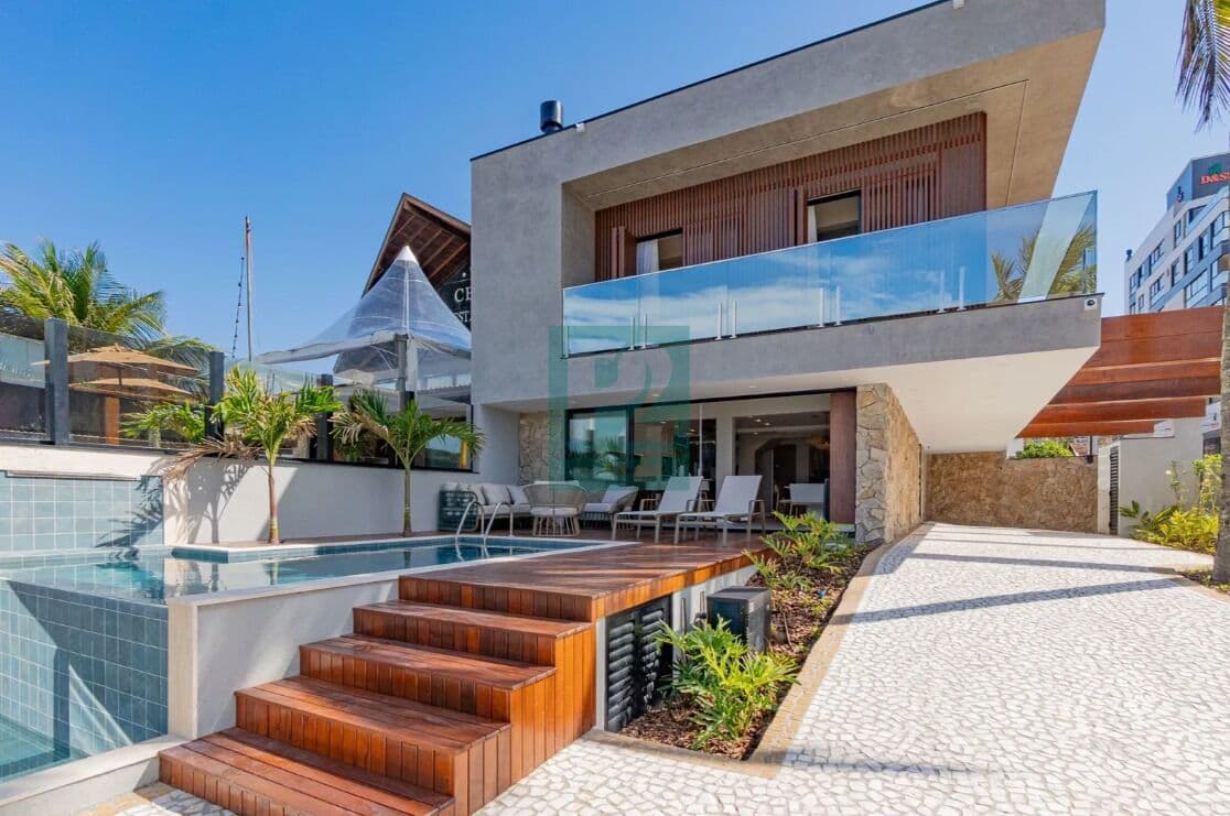 CASA BEIRA-MAR À VENDA EM BOMBAS, BOMBINHAS/SC