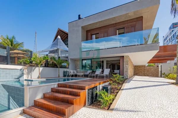 CASA BEIRA-MAR À VENDA EM BOMBAS, BOMBINHAS/SC