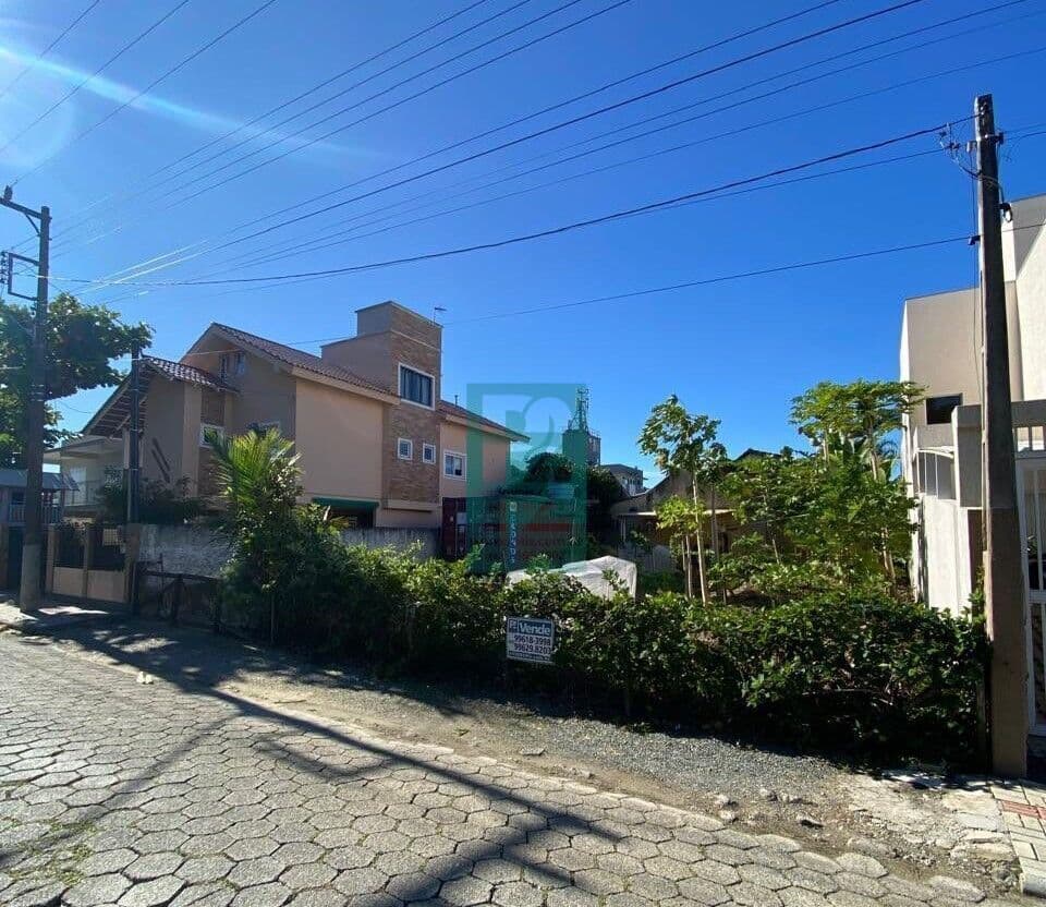 Terreno à Poucos Metros do Mar na Praia de Bombas em Bombinhas/SC