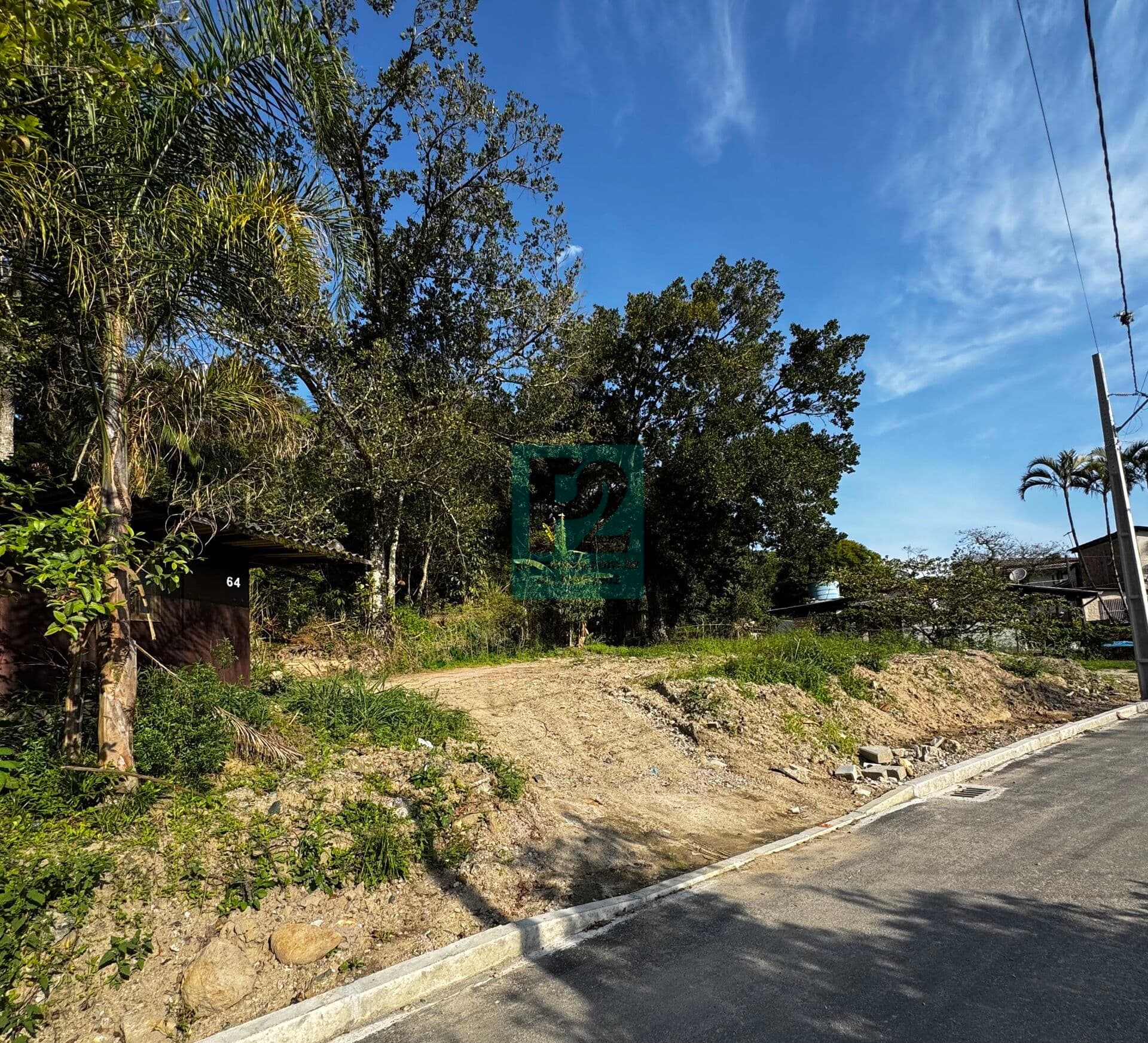Amplo Terreno Pronto para Construir à Poucos Metros do Mar em Bombinhas - SC!!!