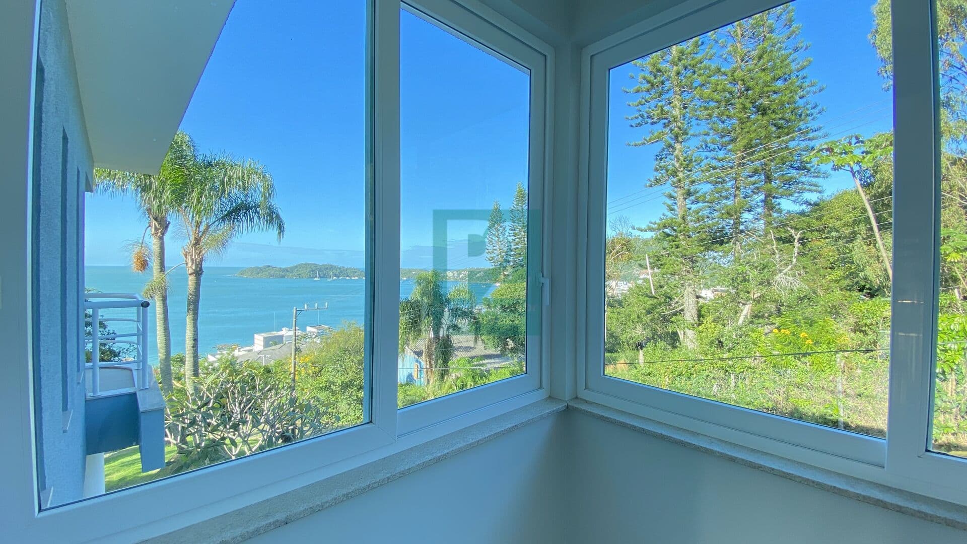 CASA COM VISTA PANORÂMICA PARA O MAR NO CENTRO DE BOMBINHAS/SC