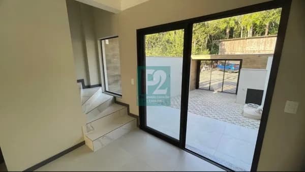 Sobrado Novo e Amplo em Bombas, Bombinhas/SC - Excelente Localização e Conforto Garantido