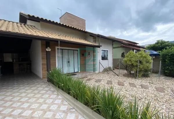 Ampla Casa com Piscina Bem Pertinho do Mar em Zimbros - Bombinhas/SC