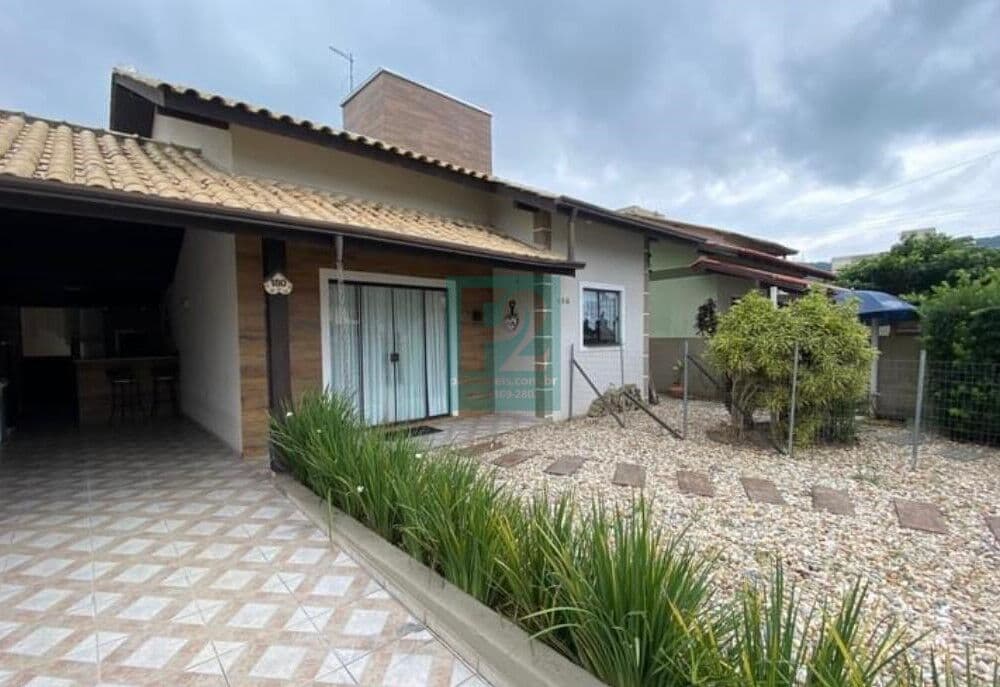 Ampla Casa com Piscina Bem Pertinho do Mar em Zimbros - Bombinhas/SC