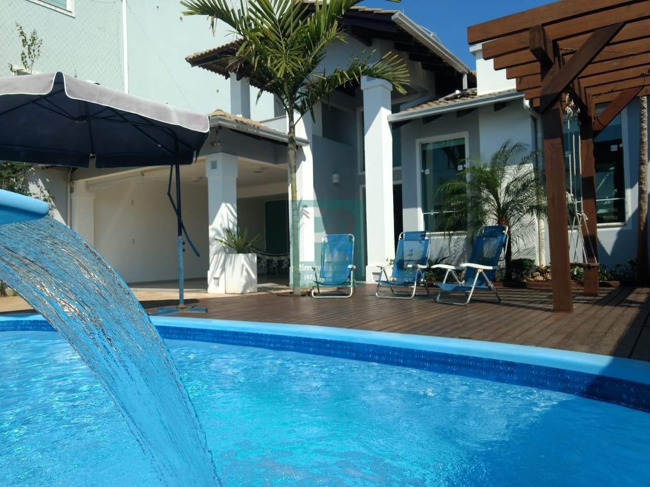 Casa Alto Padrão com 04 Suítes à 100 metros da Praia do Mariscal