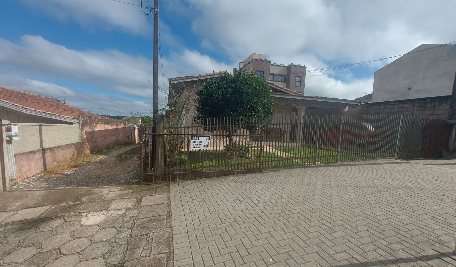 Terreno de 705m2 no Centro de Campo Largo com 4 casas de alvenaria ZR3
