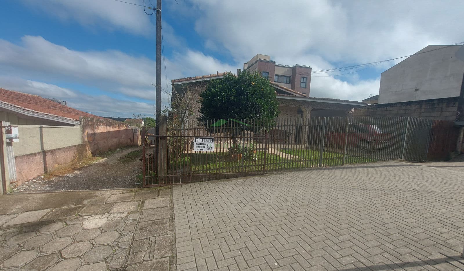 Terreno de 705m2 no Centro de Campo Largo com 4 casas de alvenaria ZR3