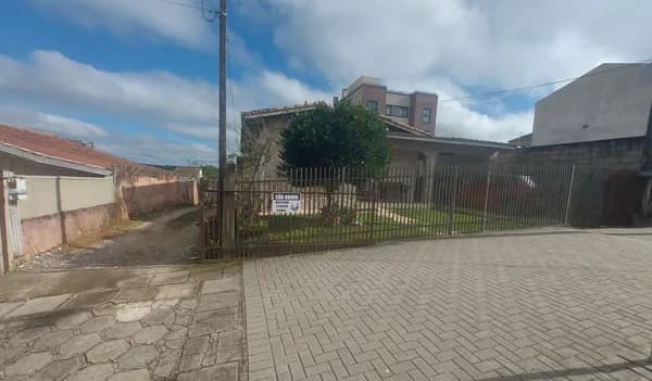Terreno de 705m2 no Centro de Campo Largo com 4 casas de alvenaria ZR3