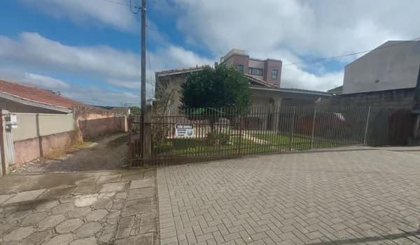 Terreno de 705m2 no Centro de Campo Largo com 4 casas de alvenaria ZR3