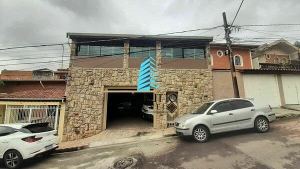 Sobrado com quatro quartos sendo dois suíte