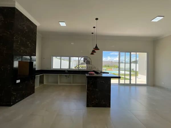 Descubra a elegância e o luxo nesta magnífica propriedade situada no exclusivo condomínio Portal do Lago, em Presidente Epitácio SP. 🌟🏡
