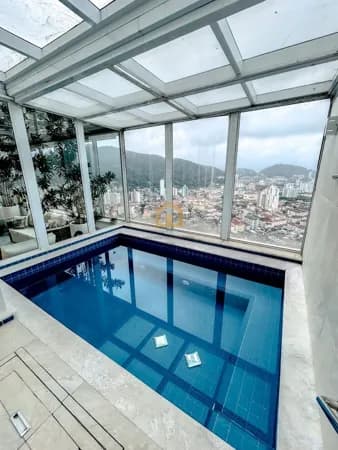 COBERTURA DUPLEX DE ALTO PADRÃO 4 SUÍTES AMPLAS E ELEGANTES– 300m² | PORTEIRA FECHADA MARAPÈ – SANTOS/SP