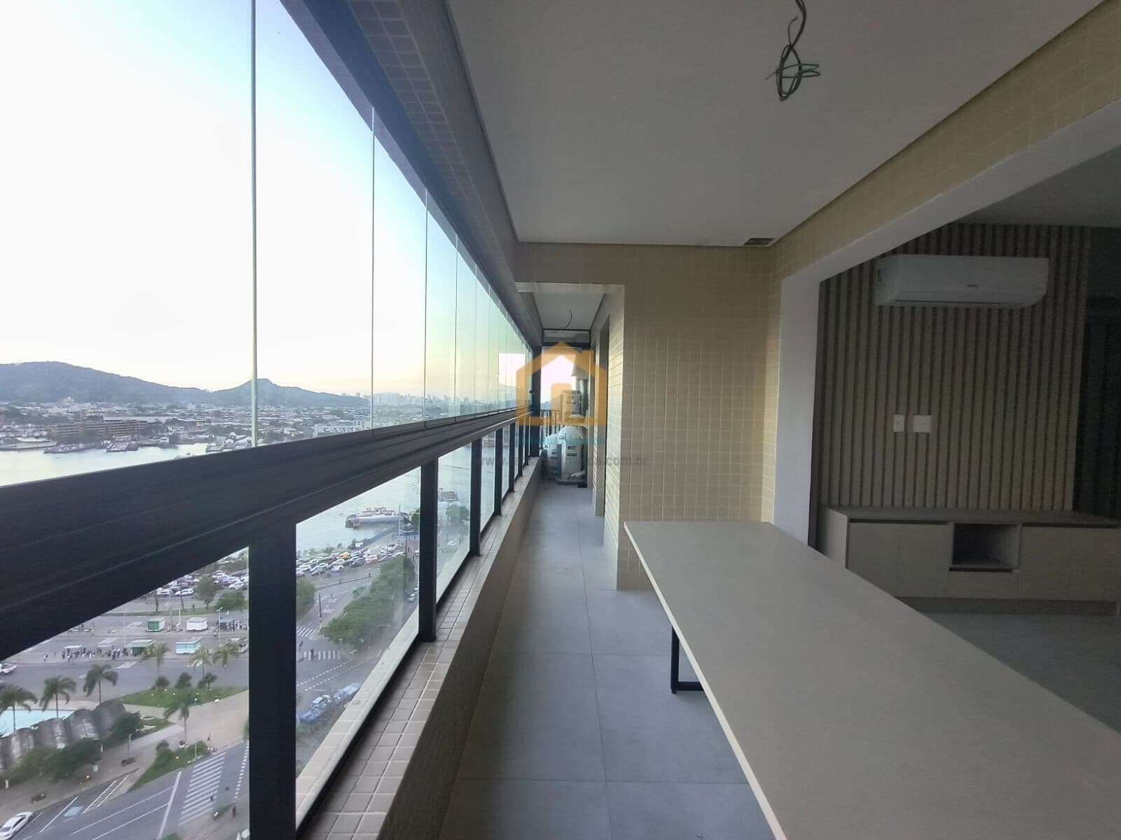 Apartamento 2 Dormitórios, sendo 1 suíte com vaga de garagem demarcada à venda no bairro Ponta da Praia Santos/SP