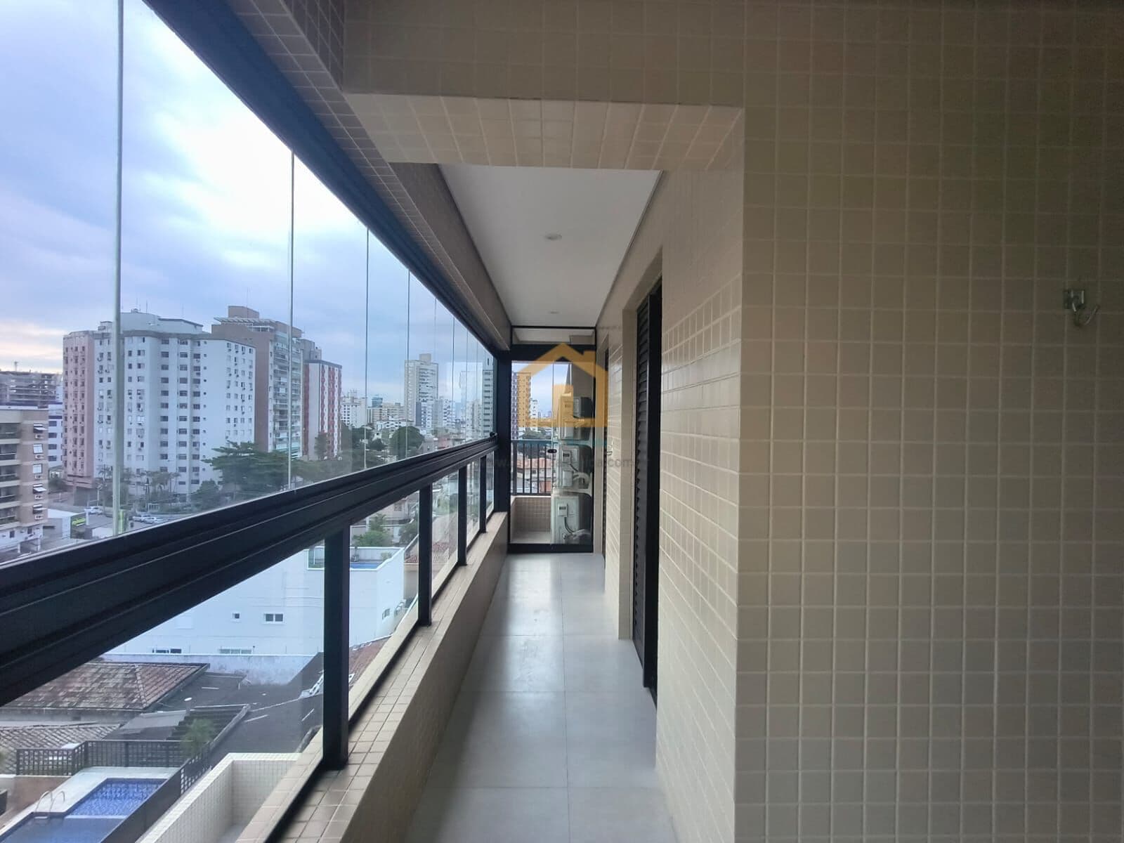 Apartamento 2 Dormitórios, sendo 1 suíte com vaga de garagem demarcada à venda no bairro Ponta da Praia Santos/SP