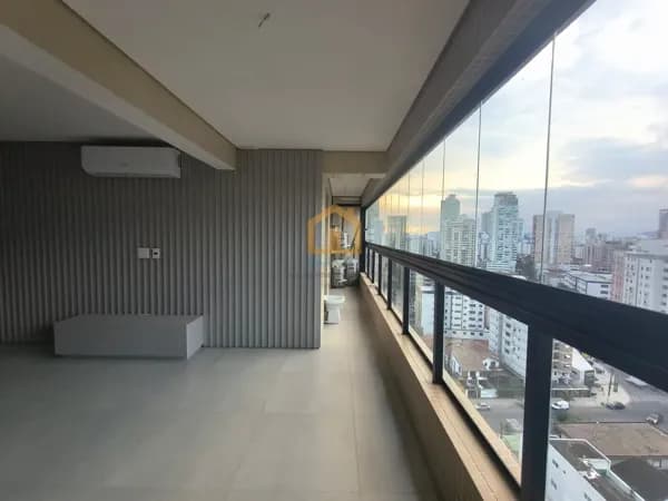 Apartamento 2 Dormitórios, sendo 1 suíte com vaga de garagem demarcada à venda no bairro Ponta da Praia Santos/SP