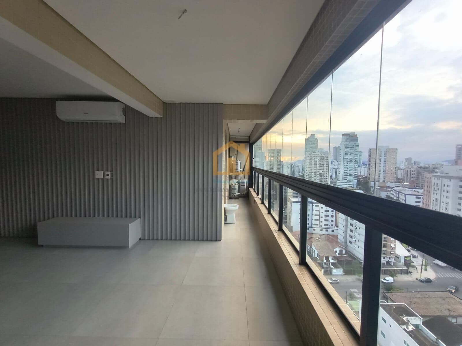Apartamento 2 Dormitórios, sendo 1 suíte com vaga de garagem demarcada à venda no bairro Ponta da Praia Santos/SP
