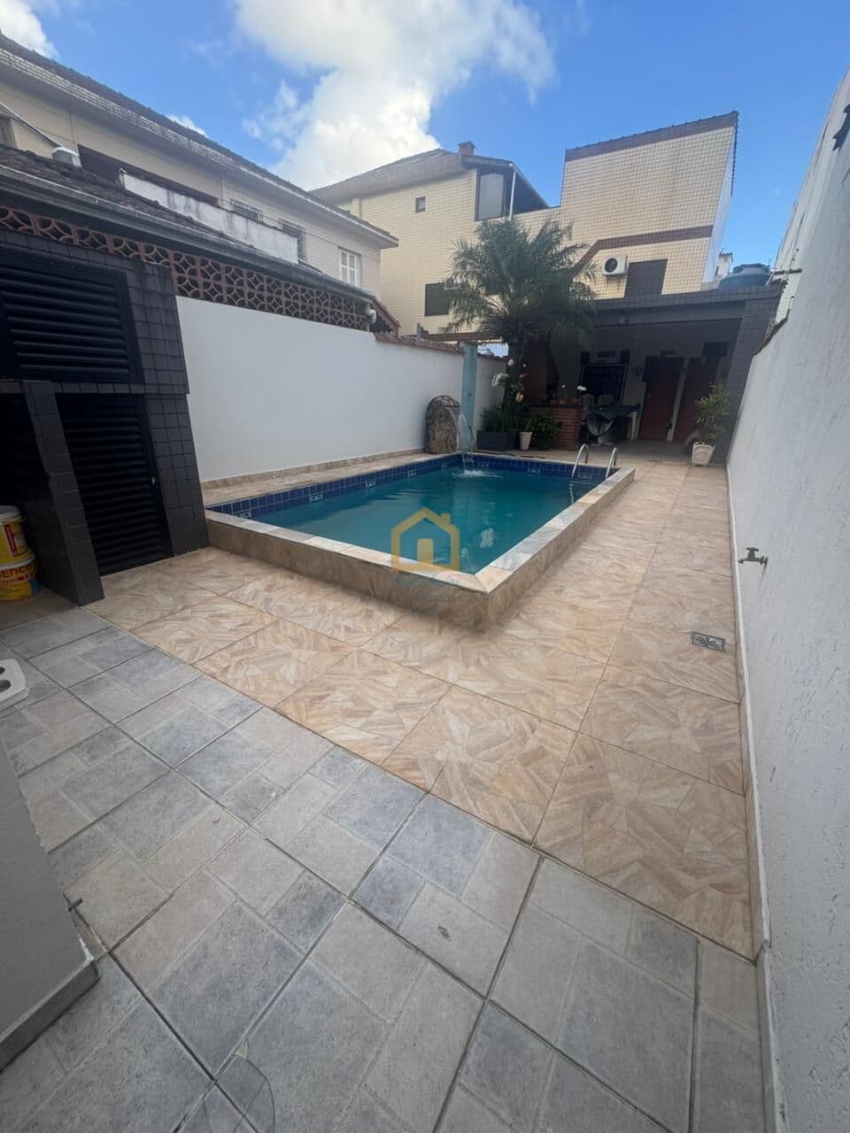 Casa Sobreposta Alta à Venda – 4 Dormitórios (2 Suítes) com Piscina – Campo Grande, Santos/SP
