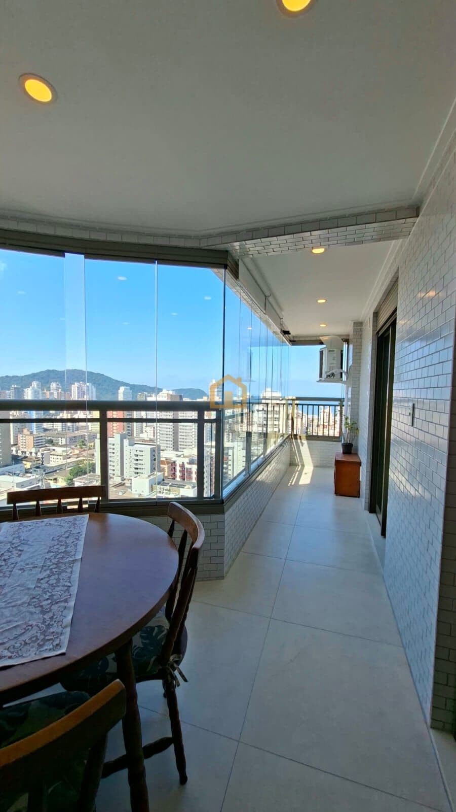 Apartamento 2 dormitórios, sendo 1 suíte climatizada à venda no bairro Canto do Forte - Praia Grande/SP