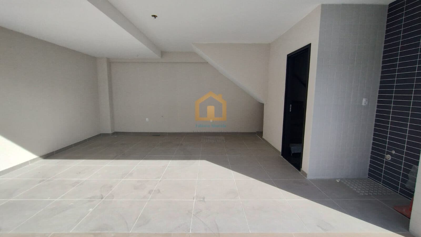Casa 2 dormitórios, sendo 1 suíte americana à venda no bairro Campo Grande - Santos/SP