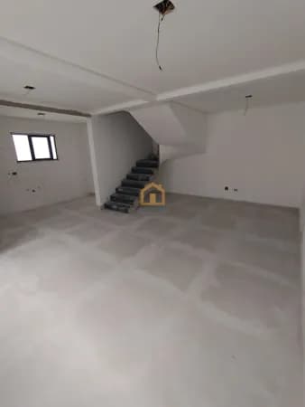Sobrado com 3 Dormitórios, Quintal e 2 Vagas de Garagem no bairro Estuário - Santos/SP