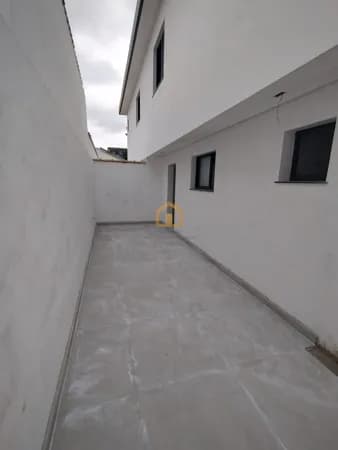 Sobrado com 3 Dormitórios, Quintal e 2 Vagas de Garagem no bairro Estuário - Santos/SP