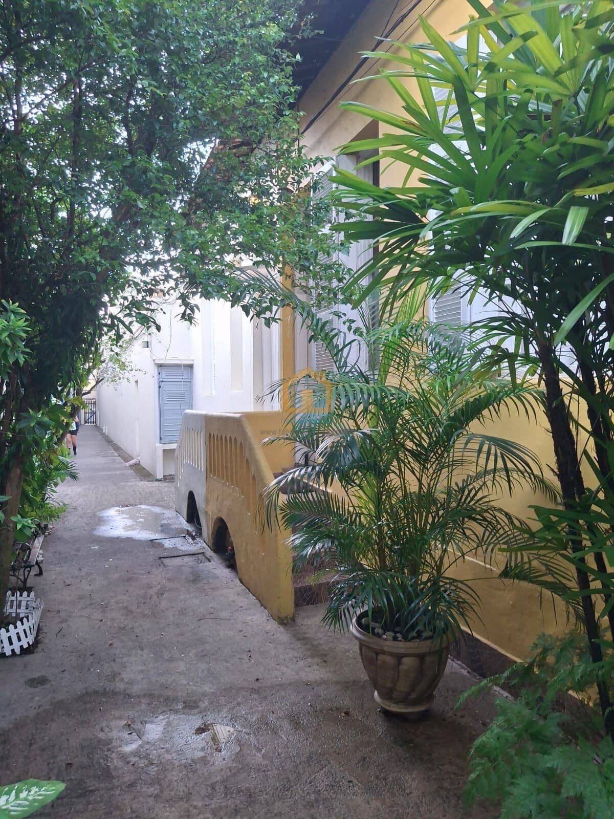 Casa bem conservada, em Vila, no Centro Histórico de Santos/SP.