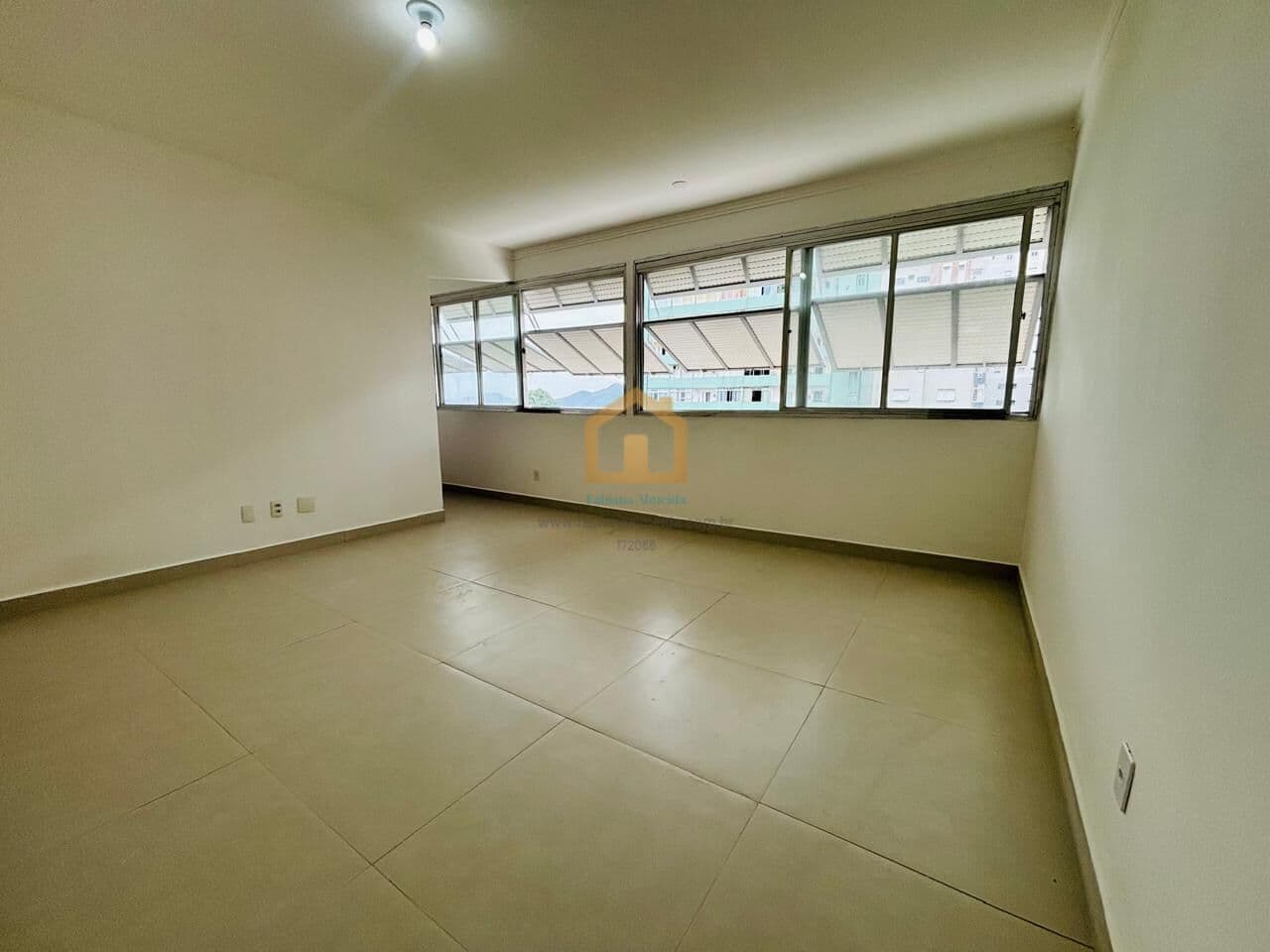 Apartamento reformado. Bairro Pompéia, em Santos/SP.