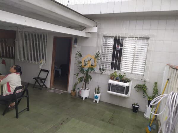 Casa com 3 Dormitórios e 2 Vagas de Garagem - Castelo - Santos/SP