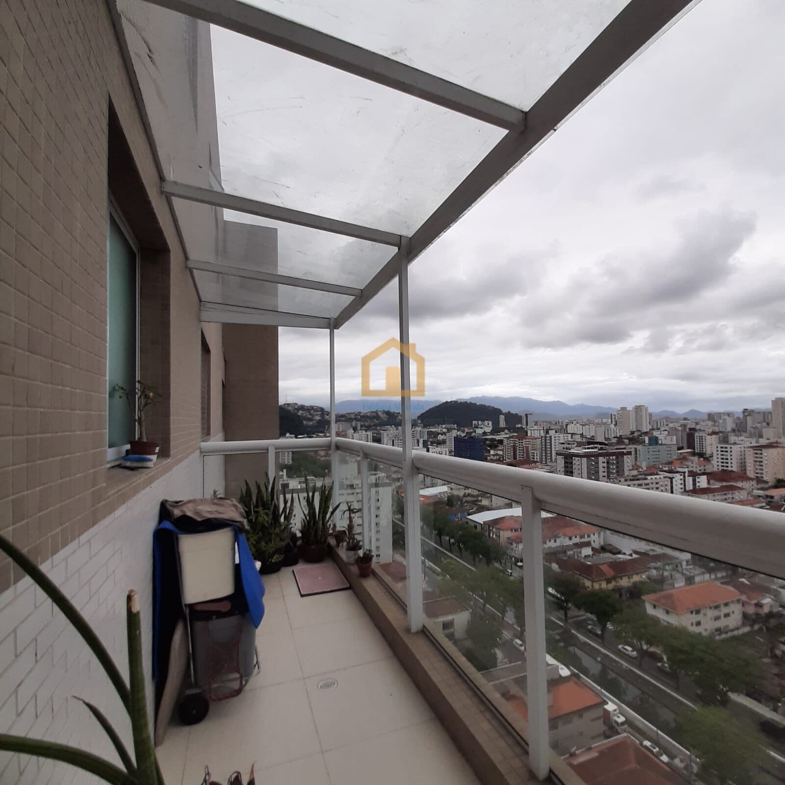 Cobertura Duplex com Vista para o Mar e Porto – Bairro Marapé, Santos/SP
