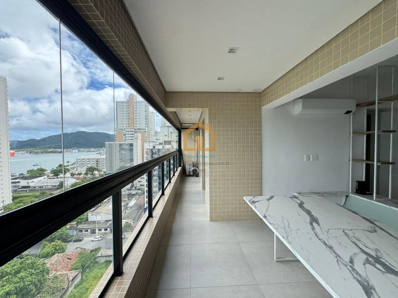 Apartamento 2 Dormitórios, sendo 1 suíte com vaga de garagem demarcada à venda no bairro Ponta da Praia Santos/SP