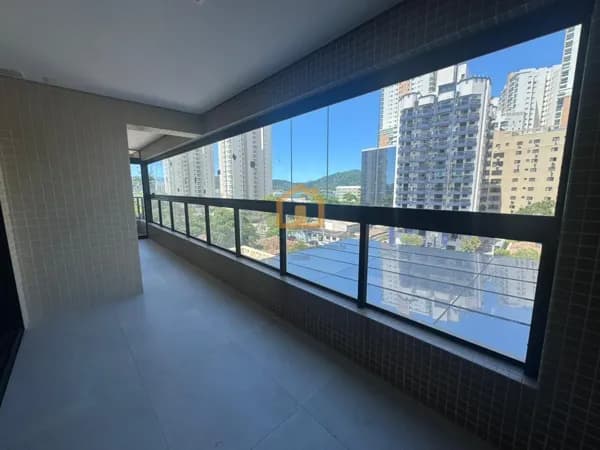 Apartamento 2 Dormitórios, sendo 1 suíte com vaga de garagem demarcada à venda no bairro Ponta da Praia Santos/SP