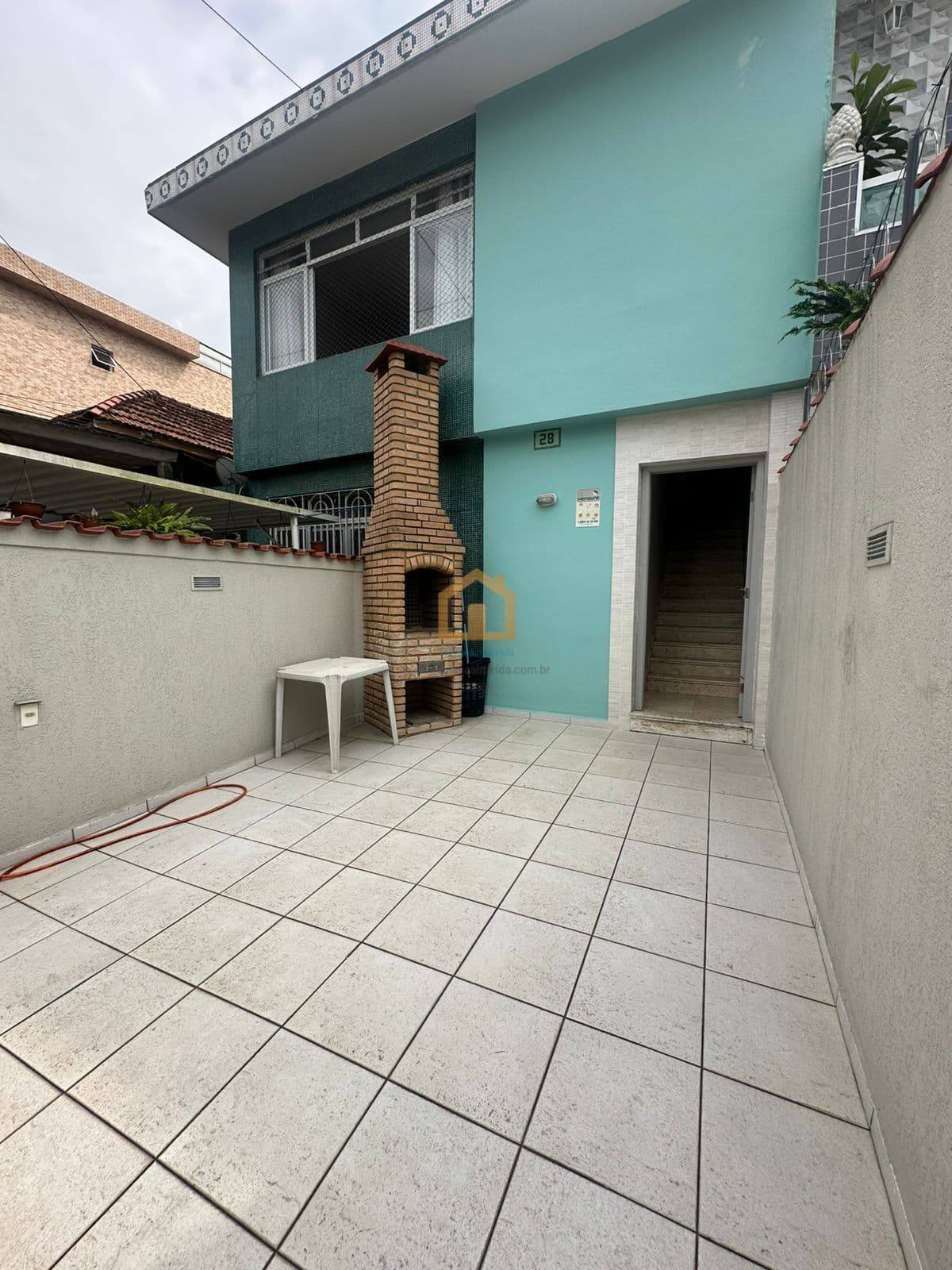 Casa Sobreposta Alta à Venda 3 dormitórios (sendo 1 suíte) com churrasqueira e garagem– Marapé, Santos/SP
