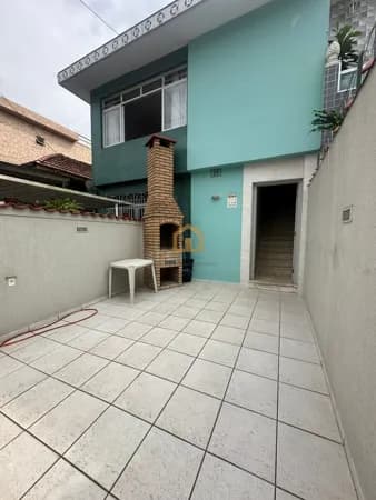 Casa Sobreposta Alta à Venda 3 dormitórios (sendo 1 suíte) com churrasqueira e garagem– Marapé, Santos/SP