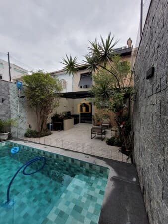 Casa Sobrado com piscina e churrasqueira uma linda área de lazer 3 quartos sendo 1 suíte com Closet