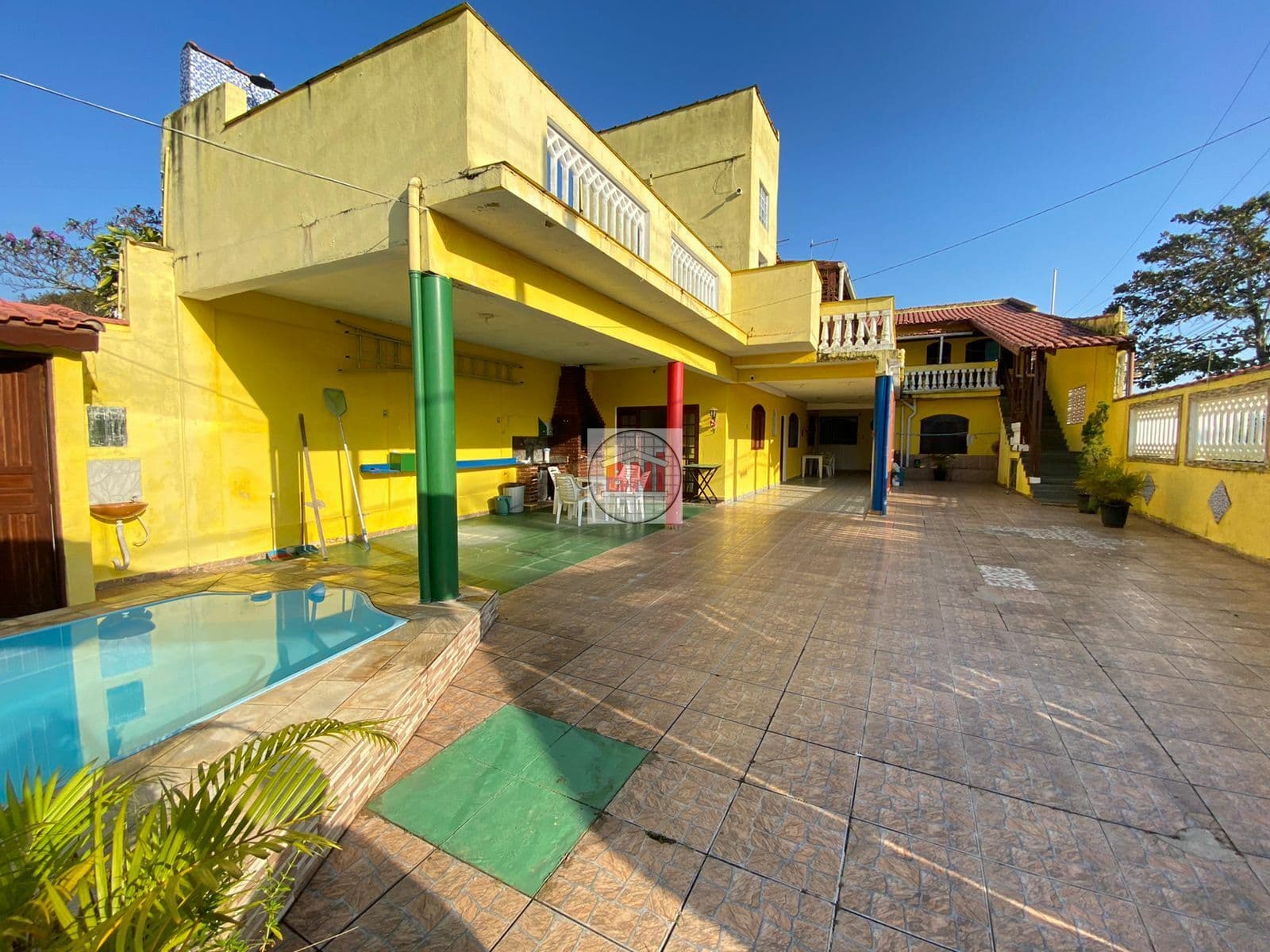 Pousada com piscina.