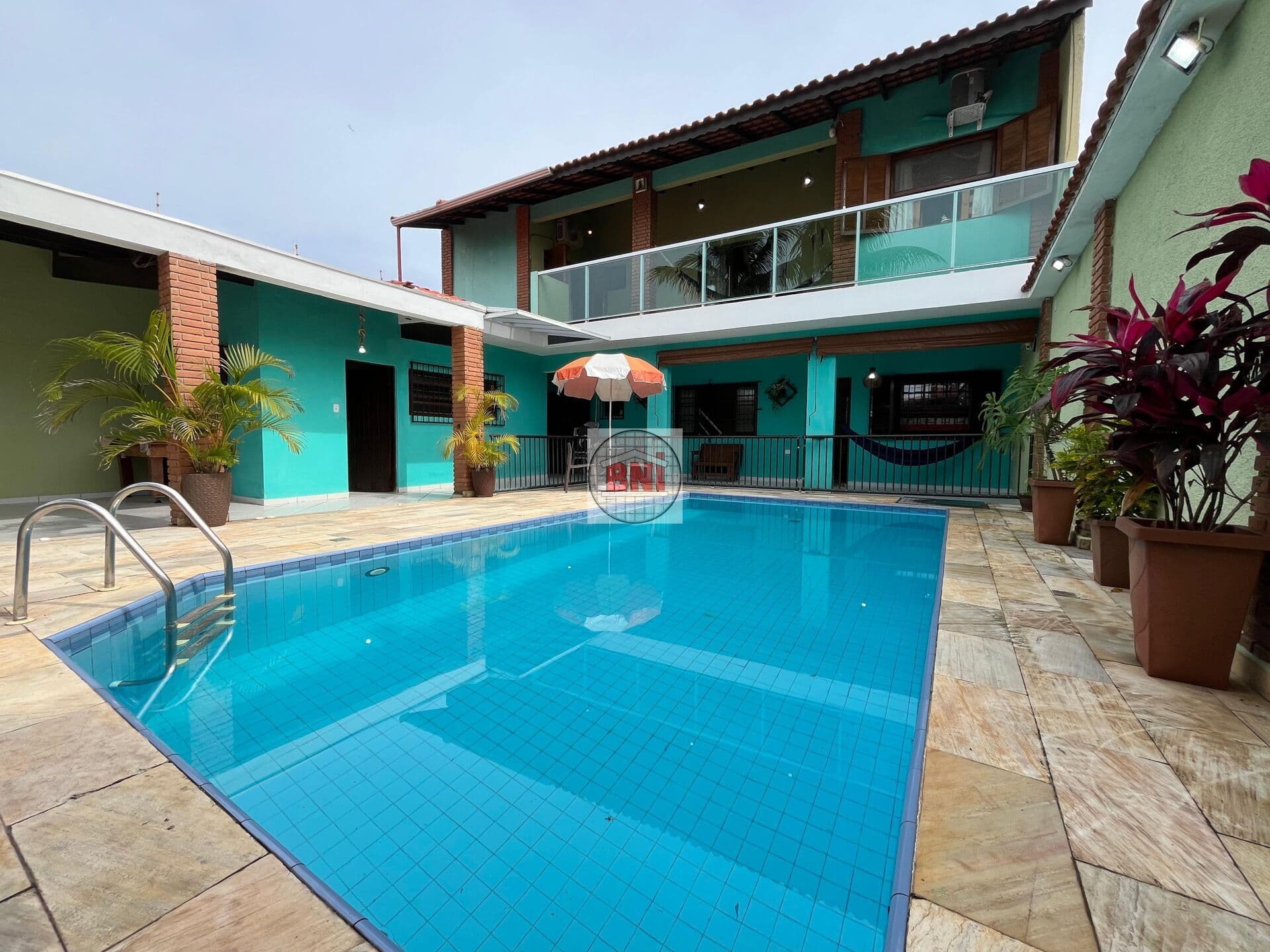 Sobrado a 150mts do mar com piscina aquecida