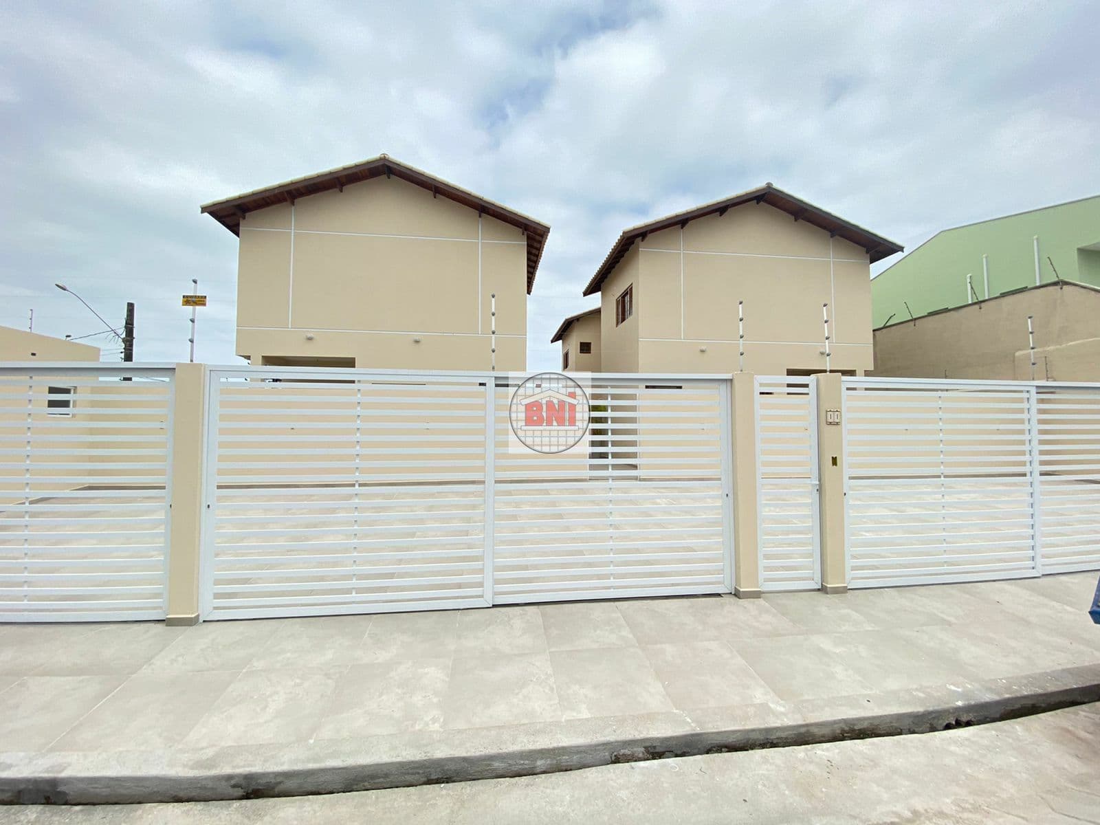 Oportunidade de morar em um condomínio de apenas 4 imóveis, no bairro Tupy - Itanhaém, litoral sul de São Paulo. Com apenas 100mt de distância da praia.