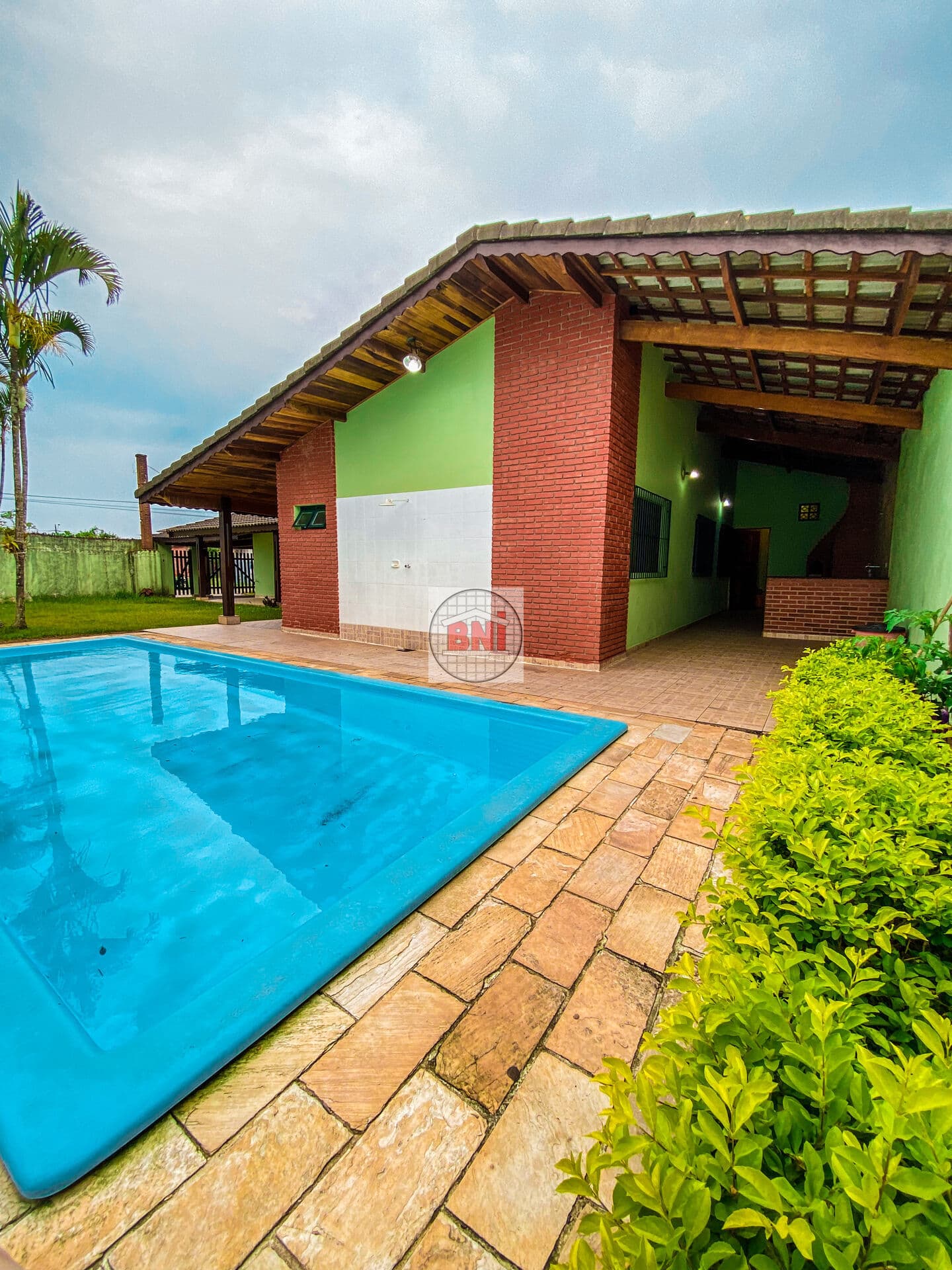 Casa Térrea com piscina e 3 dormitórios, apenas à 400mts da praia em Jardim Regina, Itanhaém