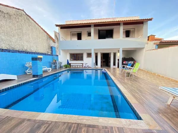 Sobrado com piscina e edícula