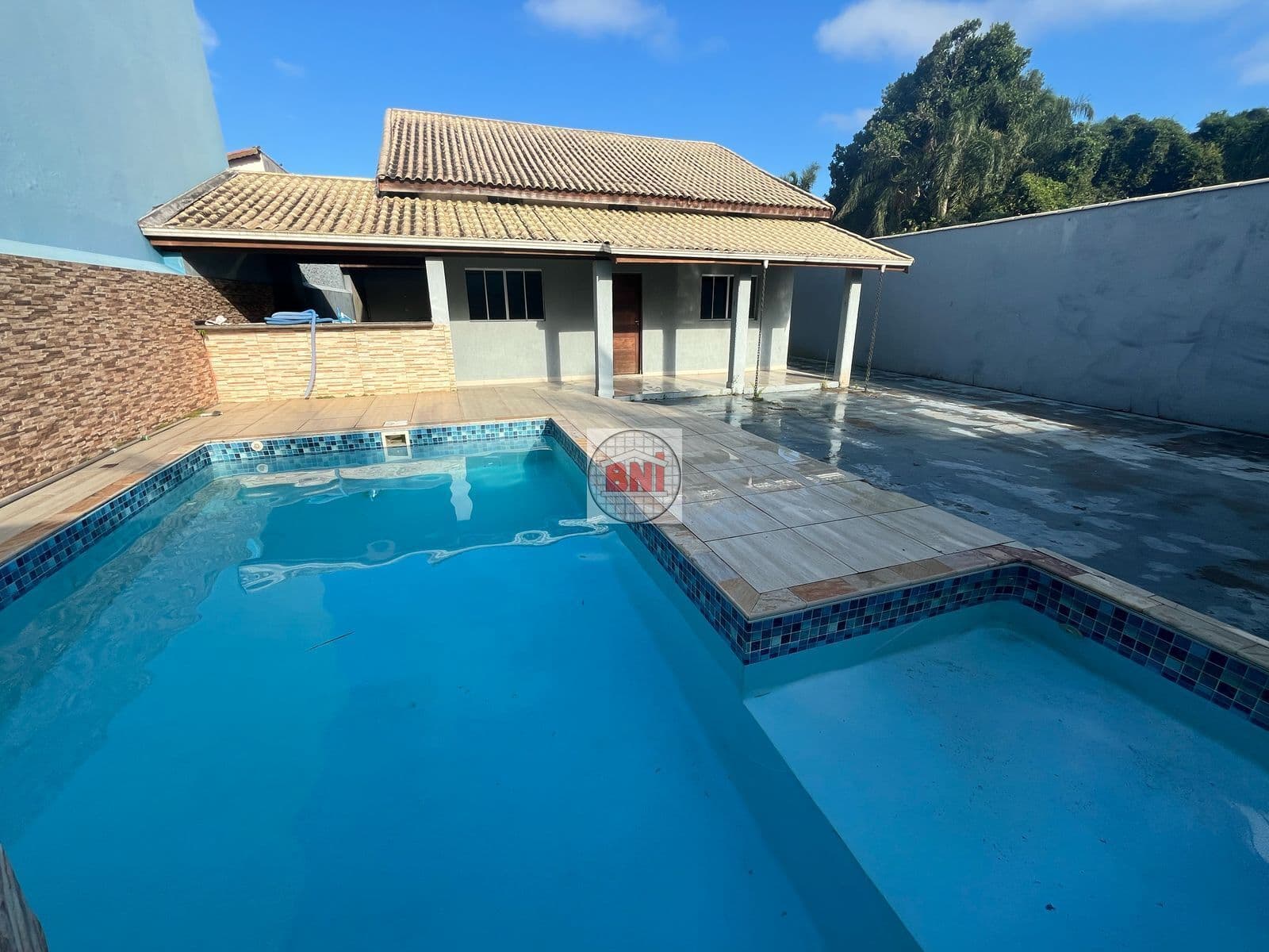 Casa isolada com área gourmet e edícula