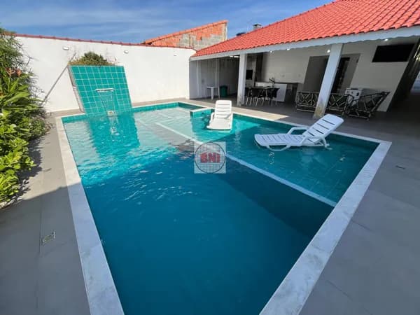 Casa térrea com piscina e 3 quartos